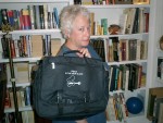 Attache 1 (black on black)